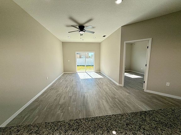 4th image of 701 Camel Ct