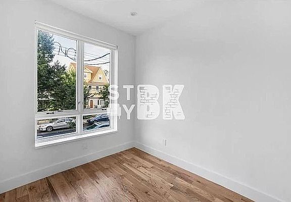 4th image of 860 E 35th St #3RR