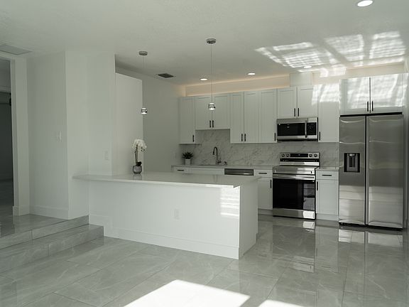 5th image of 2464 Warne St
