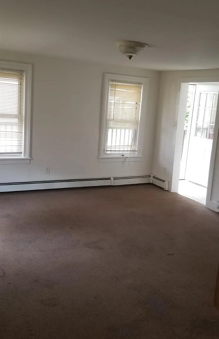 4 bed, 1.0 bath, 1344 sqft, $2,700 — Photo 2