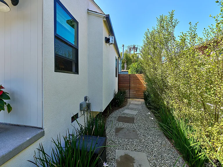 3435 S Bentley Ave — Photo 35