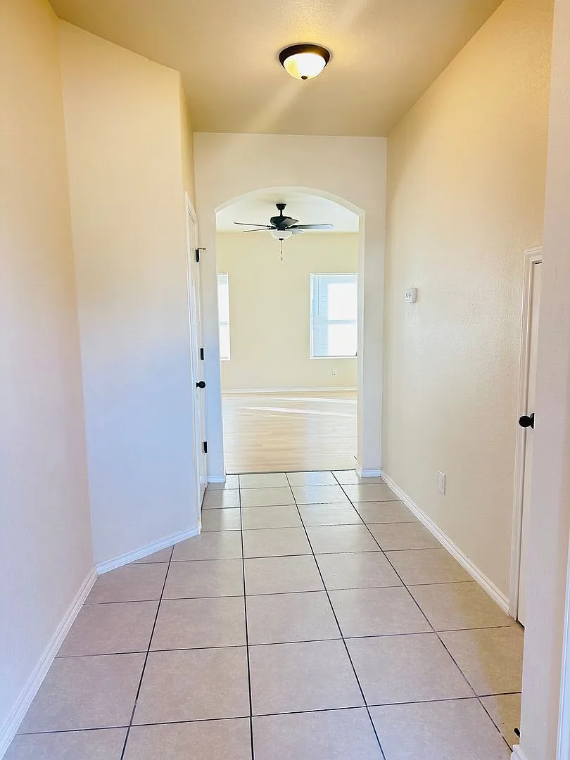 Charming 3-Bedroom Duplex Near Randolph AFB — Photo 2