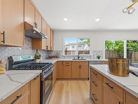 5th image of 242 Hardwick Pl