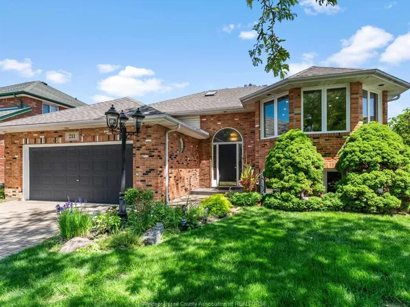211 Sunnyside Blvd, Lasalle, ON N9J 3J2