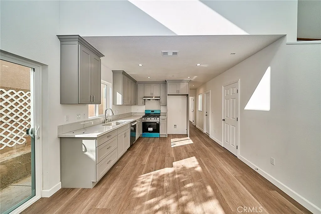 3 bed, 1200 sqft, $3,300 — Photo 3