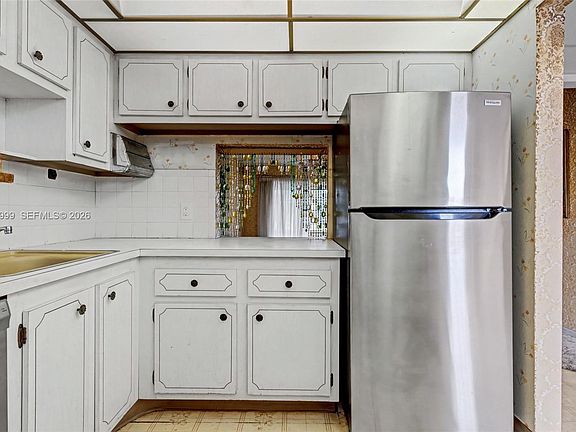 5th image of 1020 Country Club Dr APT 305