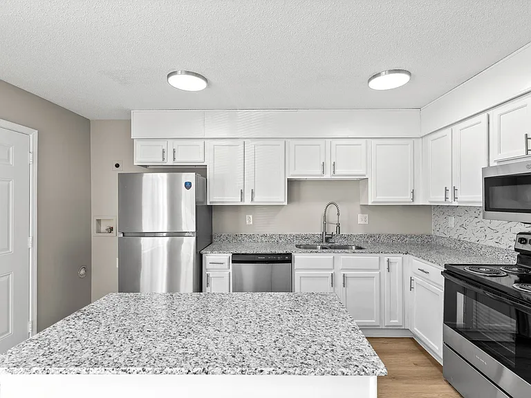 Addison Way — Photo 35