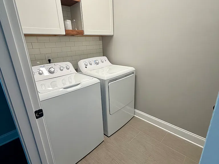 235 Claremont Ct — Photo 10