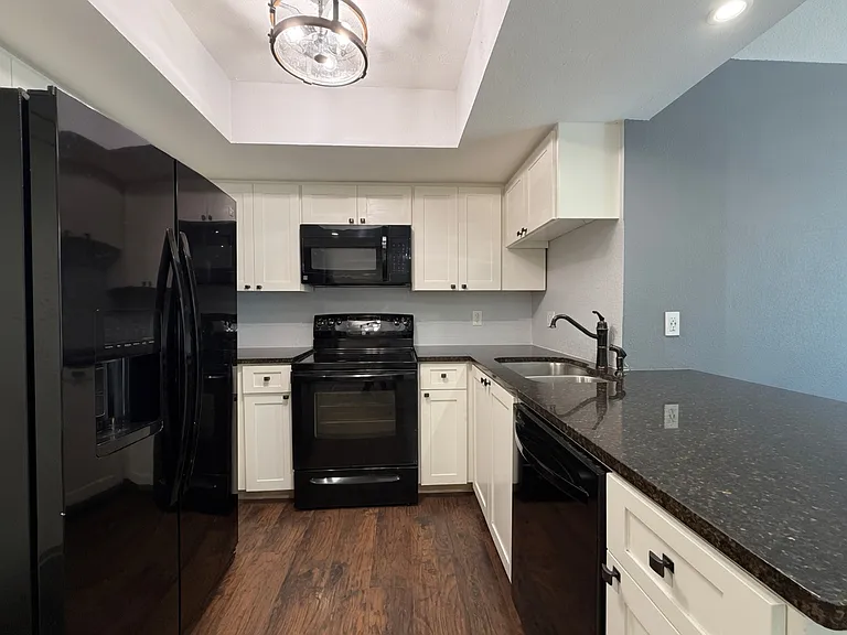 8107 Hood Cir #B — Photo 9