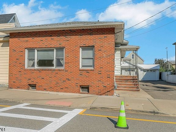 3rd image of 230 Lincoln Pl