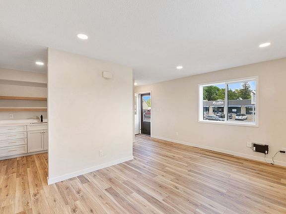 4th image of 814 E 18th St #815