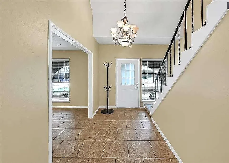 4 bed, 2.0 bath, 2277 sqft, $2,200 — Photo 2