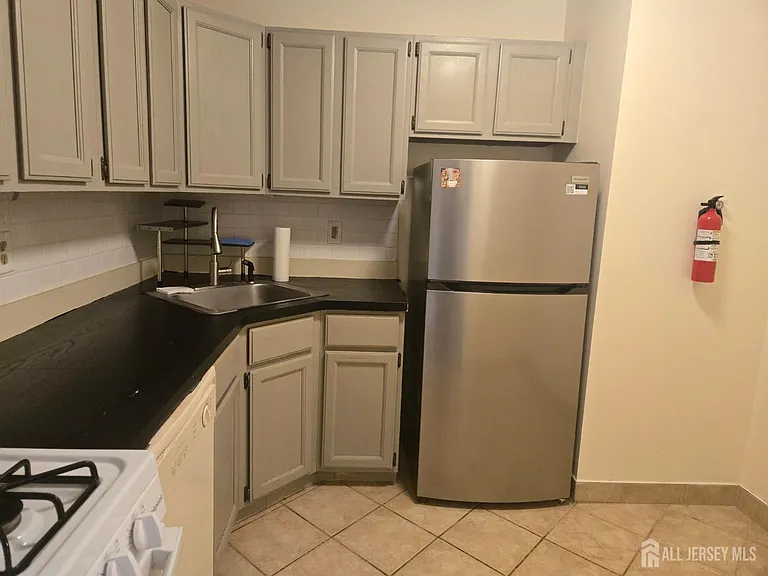 143 College Dr — Photo 3
