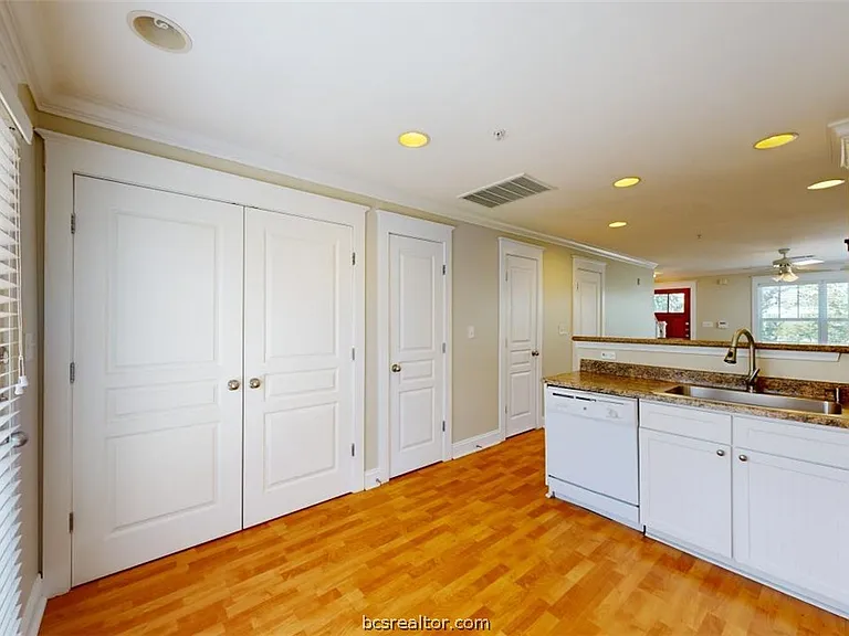 1725 Harvey Mitchell Pkwy S #1721 — Photo 9