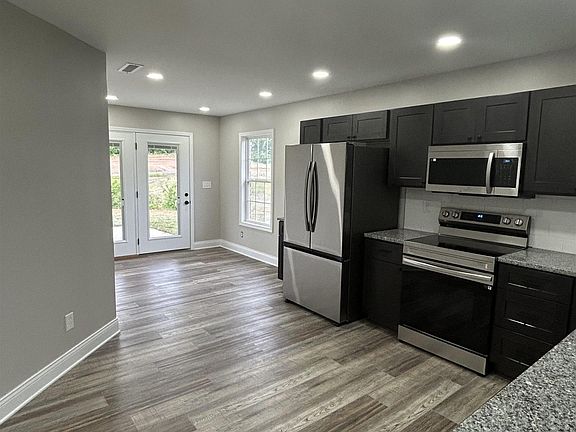 5th image of 115 Clover Cres