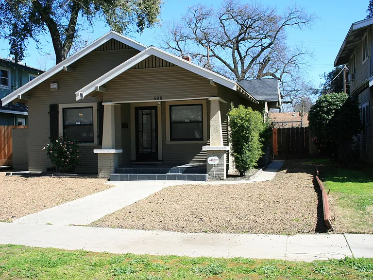 306 Hackberry Ave — Photo 2