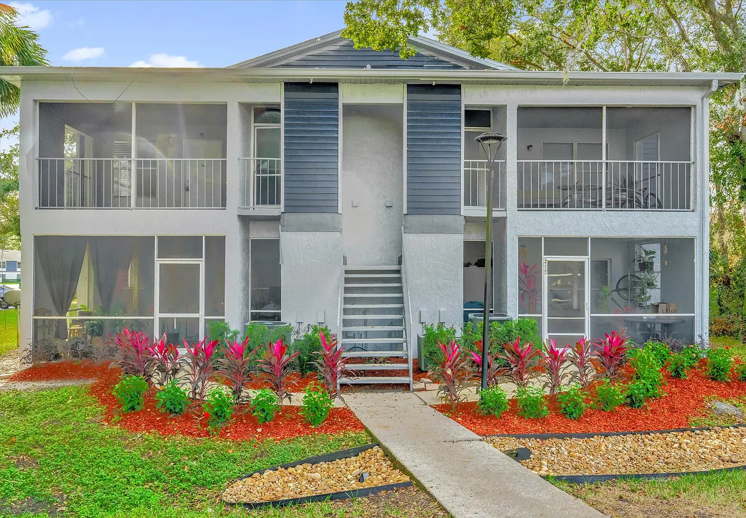 2 bed, 912 sqft, $1,599 — Photo 1