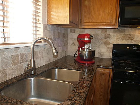 UNDERMOUNT STAINLESS STEEL SINK