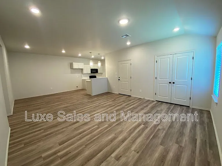 8000 NW 110th Dr — Photo 8