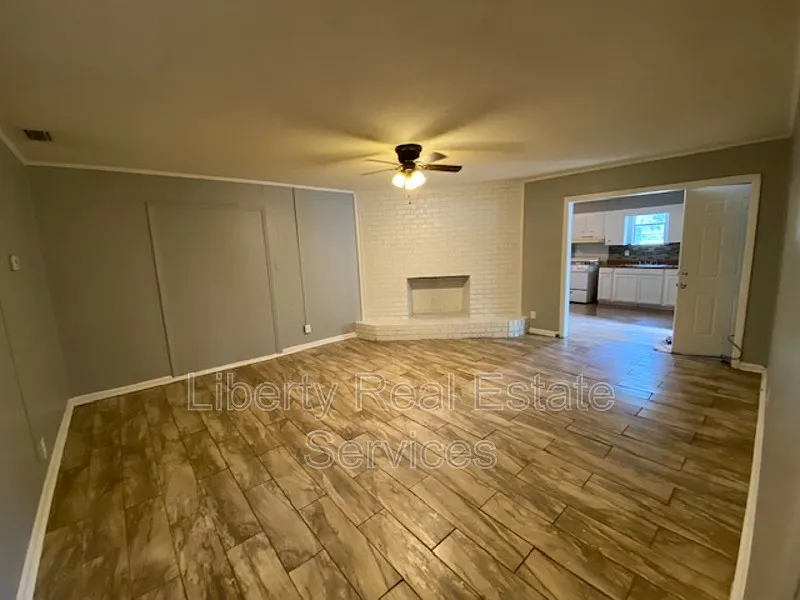 2 bed, 1.0 bath, 700 sqft, $1,095 — Photo 2