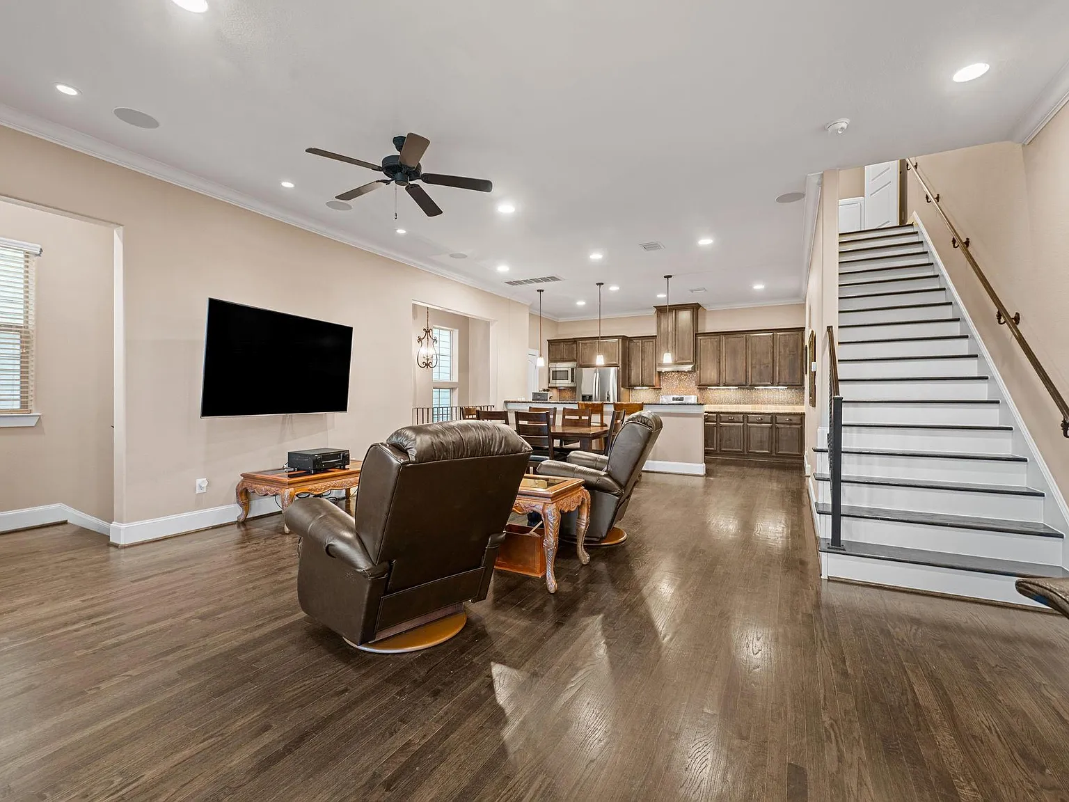 3 bed, 3.5 bath, 2355 sqft, $3,800 — Photo 3