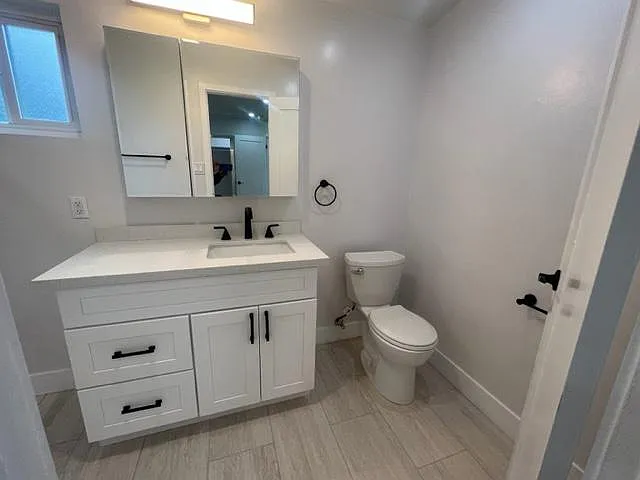 Primary en suite full bath with large vanity and medicine cabinet