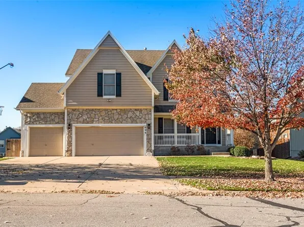 899 S Clearwater Creek Dr, Olathe, KS 66061