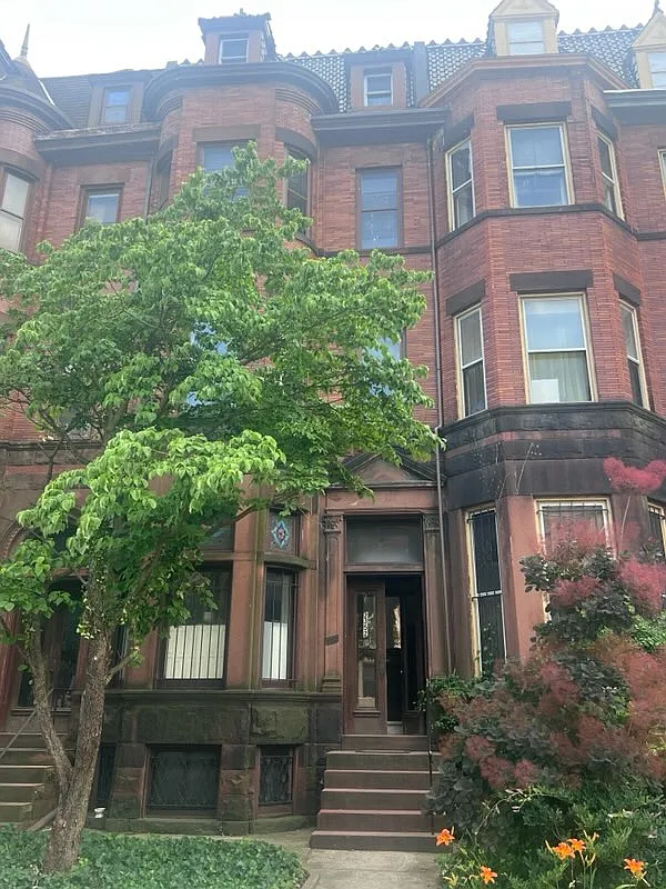 1 bed, 1100 sqft, $1,200 — Photo 1