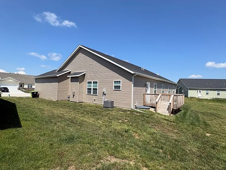 709 Stephanie Ct — Photo 16
