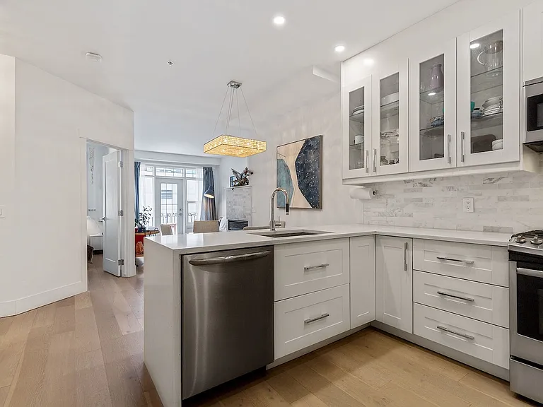 923 15th Ave SW #407 — Photo 4