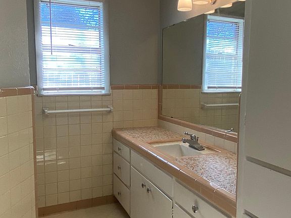 4th image of 706 Forest Dr