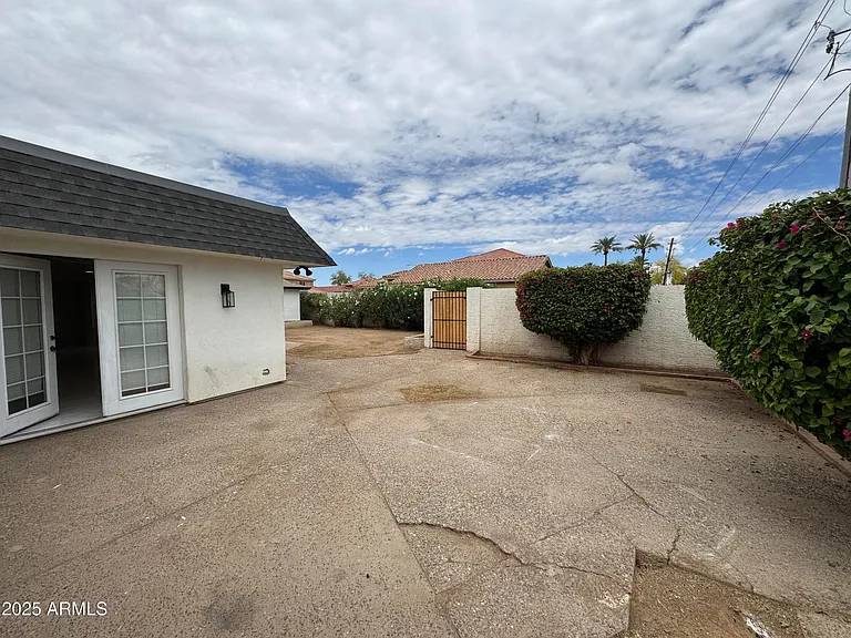 5502 W Frier Dr — Photo 31