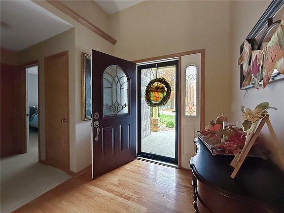 4th image of 905 Elm St