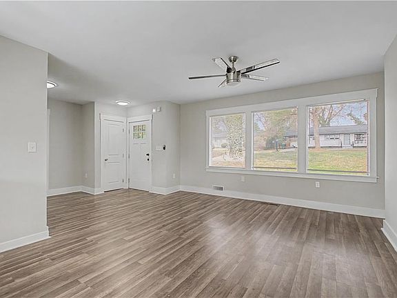 3rd image of 2835 Laguna Dr