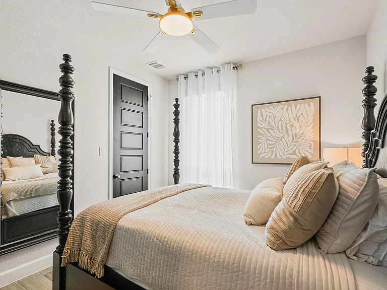 303 Navarro — Photo 7