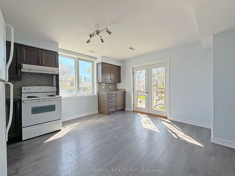 621A The Queensway — Photo 9
