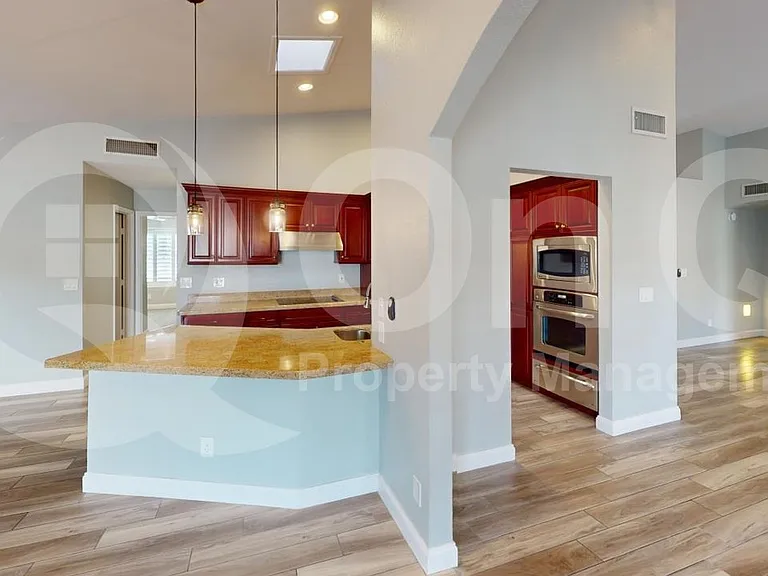 5420 E Paradise Ln — Photo 3