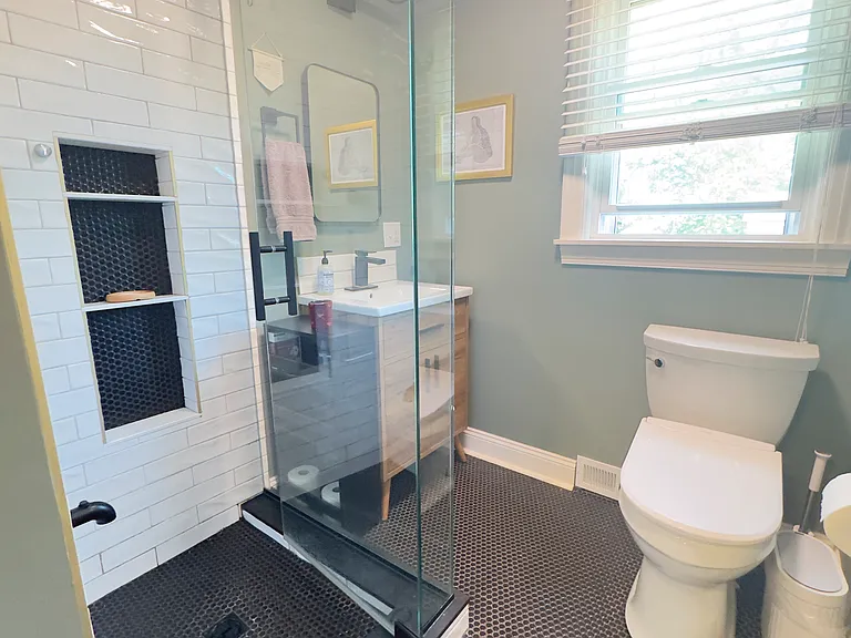 1104 Locust Ave — Photo 9