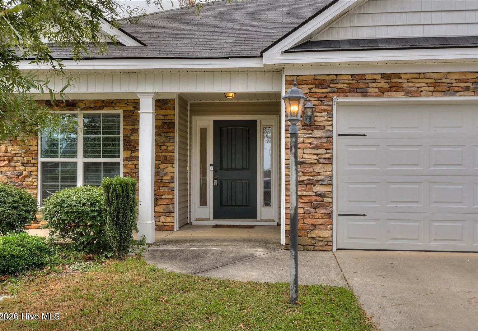 3 bed, 2.0 bath, 1674 sqft, $1,900 — Photo 2