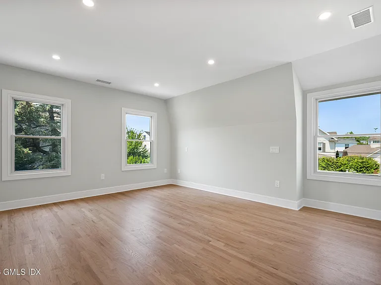 115 E Elm St — Photo 10