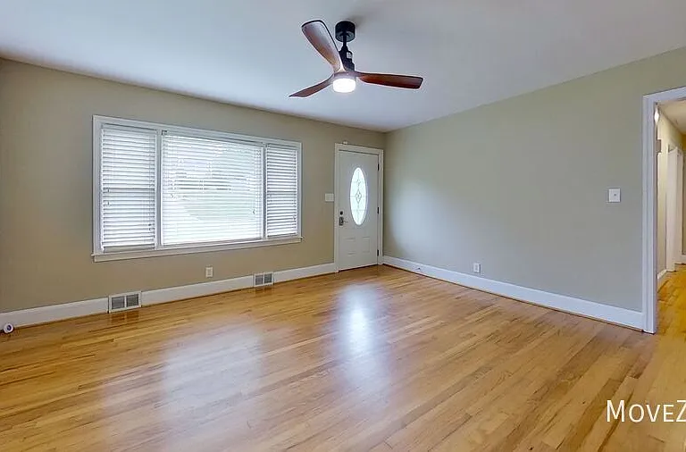 2301 Cherokee Ln — Photo 2