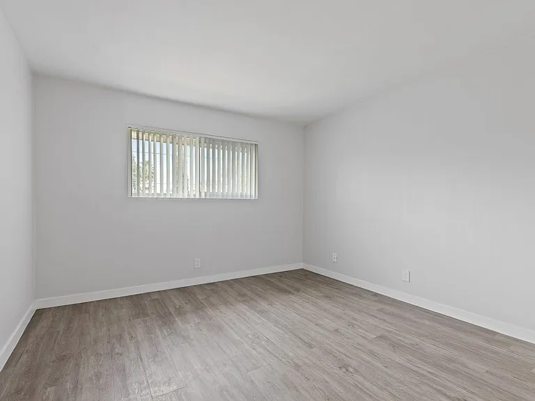 Tarzana Court Apartments — Photo 16