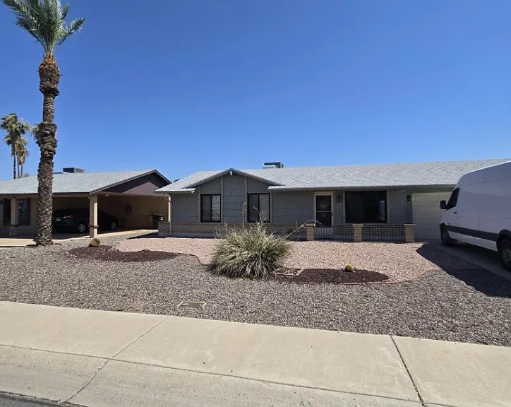 10521 W Loma Ln — Photo 1