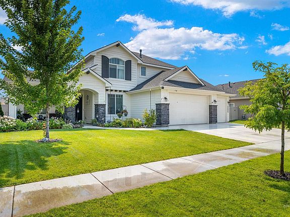 3rd image of 2095 N Windmill Way