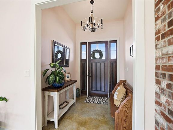 4th image of 826 Decatur St