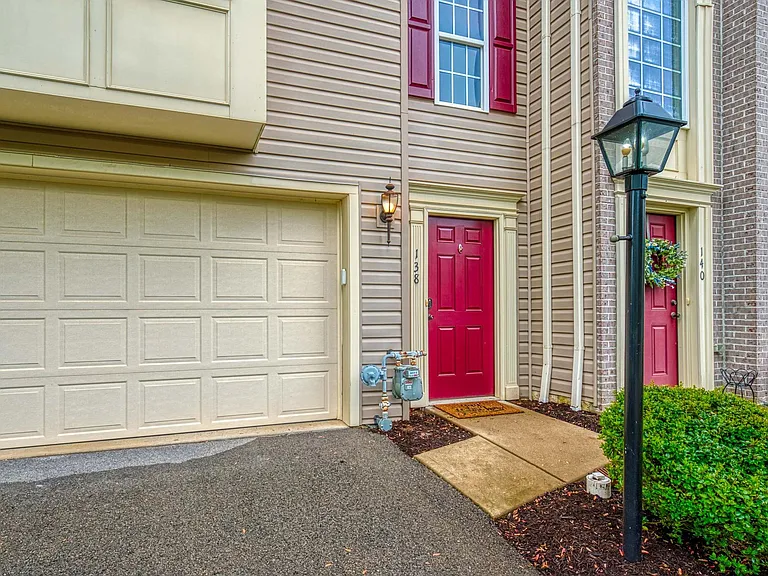 138 Broadstone Dr — Photo 2