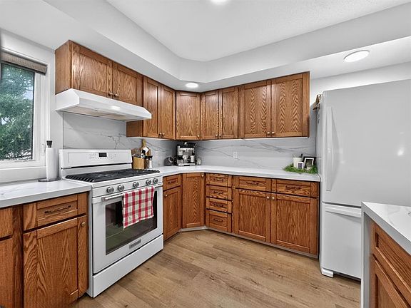 3rd image of 10105 W 104th St