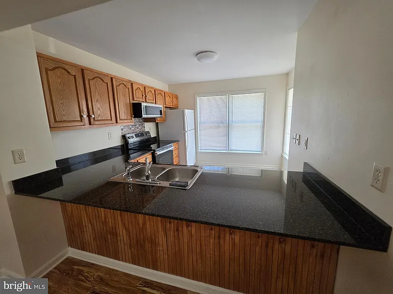 218 E North St — Photo 7