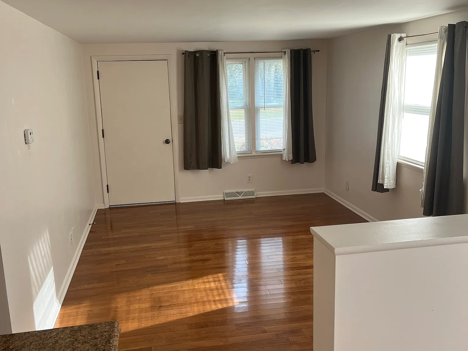 1 bed, 700 sqft, $900 — Photo 2