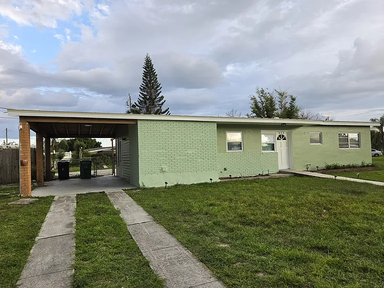 305 SE Airoso Blvd — Photo 36